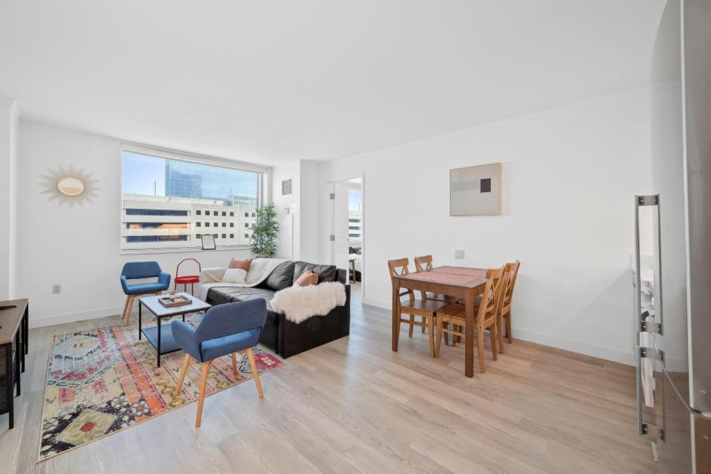 Cozysuites Seaside 2br3ba Showboat Apartment