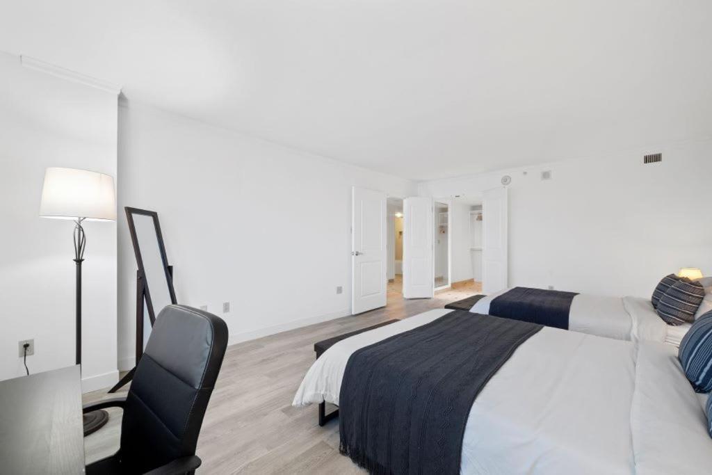 Cozysuites Seaside 2br3ba Showboat Apartment